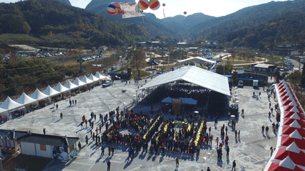 멀리서 바라보는 진안축제 모습