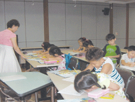 문화의집에서 어린이들이 학습하고 있는 모습