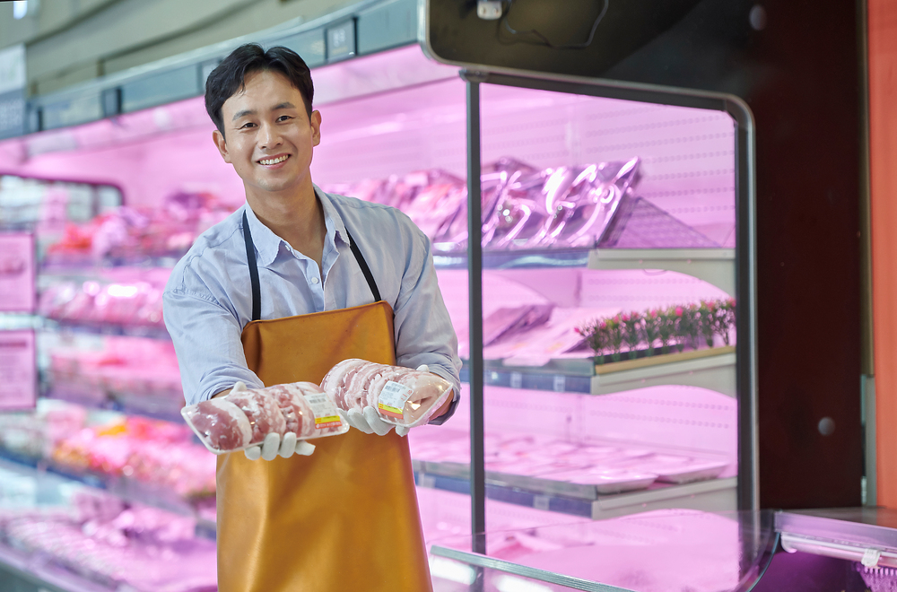 진안고원은 일교차가 뚜렷하고 맑은 물 과 청정 환경으로 우수 품질의 한우와 돼지를 사육하기에 최적의 조건을 지녔습니다.진안고원 홍삼한우는 육즙이 풍부하여 감칠맛이 나고 부드러우며, 고기의 씹는 맛이 풍부한 것으로도 유명한데요. 또한, 흑돼지 깜도야는 육질이 치밀하고 담백하여 구수한 맛이 일품으로 유명합니다.많은 애용 부탁드립니다~* 홍삼한우 구입문의 : 무진장축협하나로마트 (☎ 063.433.8111)* 깜도야 구입문의  - 깜도야정육점 (☎ 063.433.5559) - 무진장흑돼지푸드 (☎ 063.432.8247) - 초원정육점 (☎ 063.433.0422) - 미래축산 (☎ 063.433.0092)