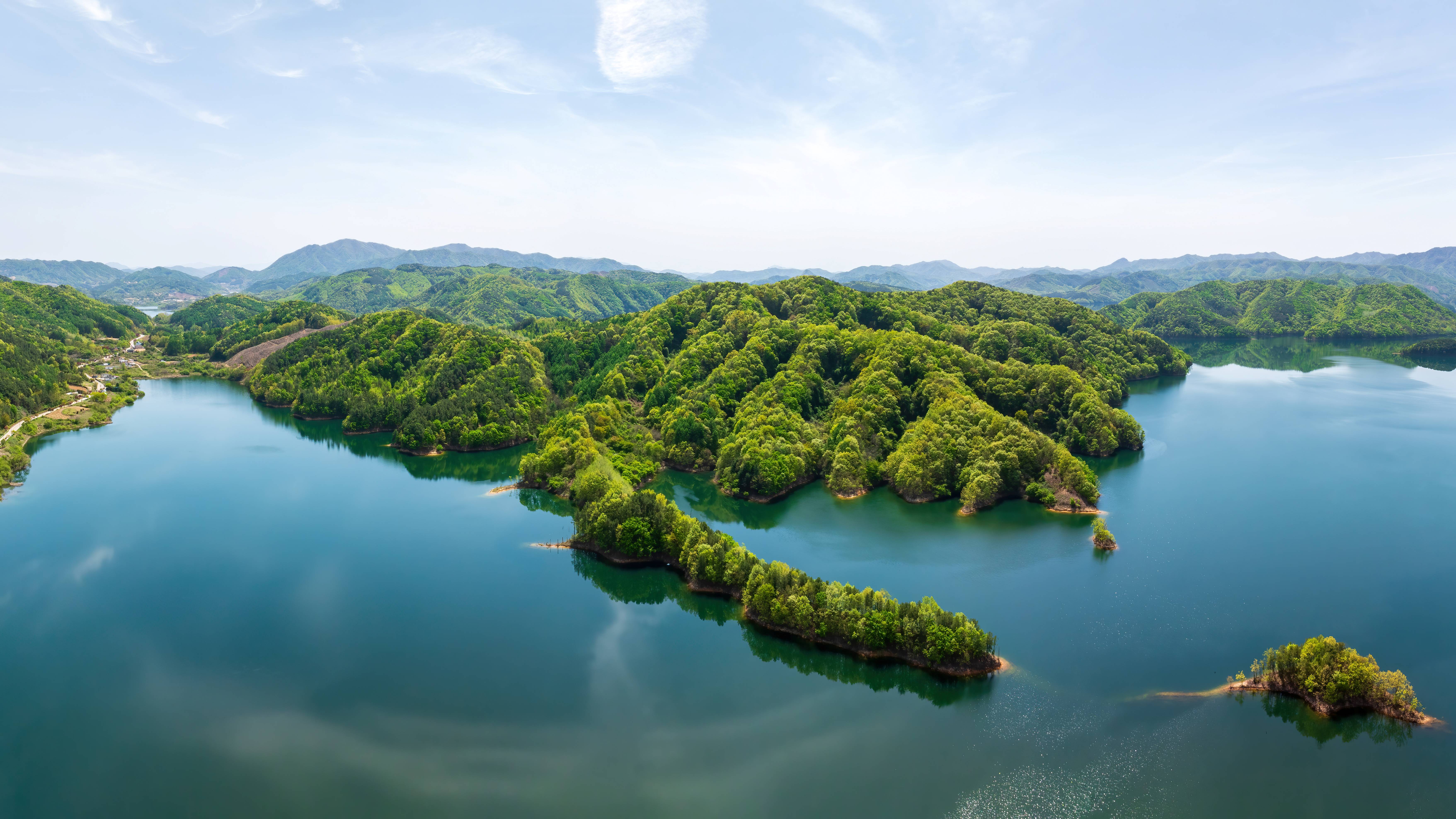 싱그러운 초록빛이 호수의 푸른 물빛과 맞닿아 ‘자연이 만든 최고의 색조합’을 보여주는 계절.항공으로 내려다보면 용담호의 지형이 만든 독특한 물길과 곡선이 더욱 선명하게 담깁니다.탁 트인 풍경을 좋아하는 여행자라면, 이 계절의 용담호는 드론·사진·드라이브 모두 최고의 스팟이 됩니다.