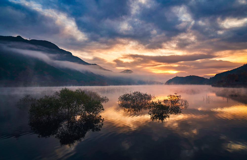해가 기울며 물들어가는 호수는 또 다른 풍경화를 보여줍니다.잔잔한 수면에는 붉고 금빛의 하늘이 그대로 비춰지고, 작은 수풀섬들이 빛을 머금어 더욱 깊은 분위기를 만듭니다.낮보다 느리고, 밤보다 따뜻한 순간. 진안호의 노을은 여행자의 하루를 가장 아름다운 장면으로 마무리해 줍니다.
