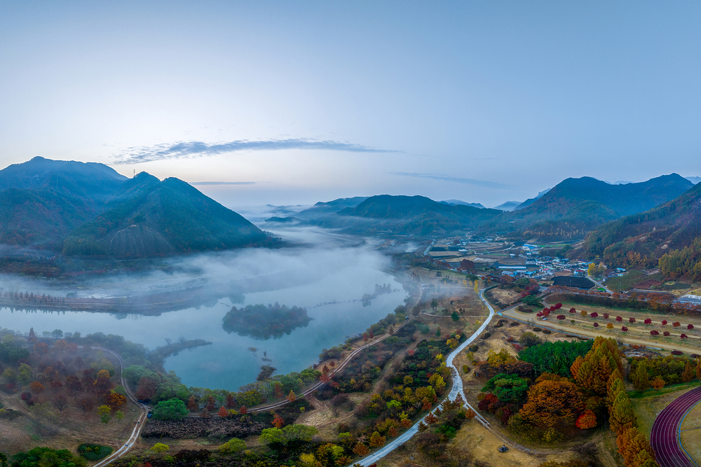 호숫가를 따라 이어지는 부드러운 도로는 사계절마다 새로운 풍경을 선물합니다.봄이면 연둣빛, 여름이면 짙은 녹음, 가을이면 붉은 물결, 겨울이면 은은한 설경이 창밖을 스쳐 지나갑니다.조용히 흘러가는 물길을 곁에 두고 천천히 달리다 보면, 어느새 마음이 텅 빈 듯 가벼워지는 길!용담호 드라이브는 ‘힐링’ 그 자체입니다.