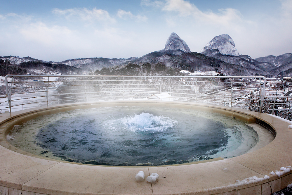 특히 마이산을 바라보며 몸을 담글 수 있는 하늘공원 웜풀(Warm Pool) 은 홍삼스파의 명소로 알려져 있으며, TV에 소개되면서 전국적으로 유명해졌습니다.드라마 신이라 불리는 사나이, 부자의 탄생, 내 딸 서영이 등의 촬영지로도 활용되며 여행객들의 발길이 이어지고 있습니다.스파와 함께 숙박시설인 홍삼빌도 운영 중이라, 하루 머물며 제대로 쉬어가기 좋은 힐링 여행지입니다.