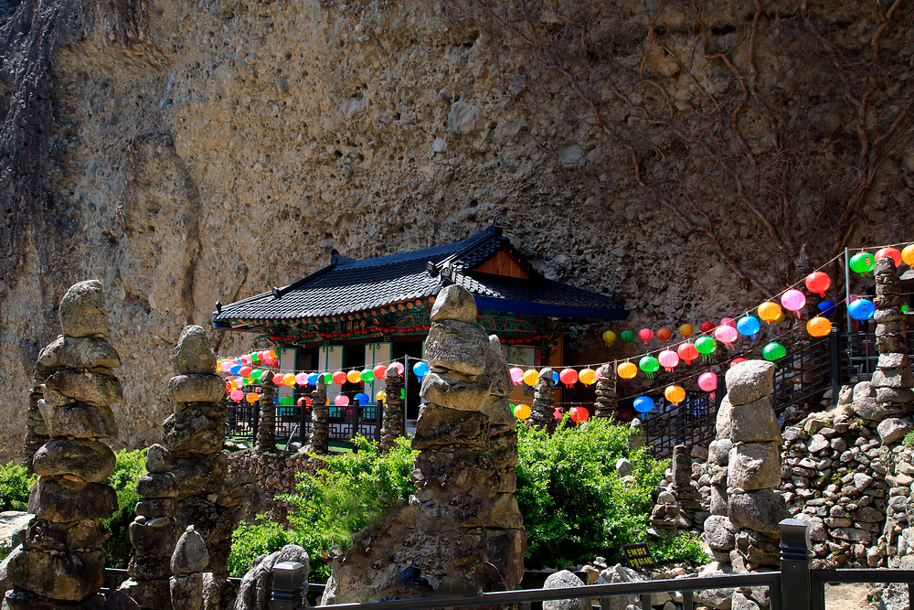 마이산 돌탑을 바라보는 순간,화려한 장치도, 요란한 소리도 없이 그저 조용한 위로가 전해집니다.차갑게 보이는 돌 위에는사람의 손길과 기도가 수십 년 동안 스며들었고,탑 사이를 걷다 보면 어느새 말없이 스스로를 돌아보게 됩니다.이곳은 여행지가 아니라,잠시 멈추어 마음을 내려놓는 공간입니다.