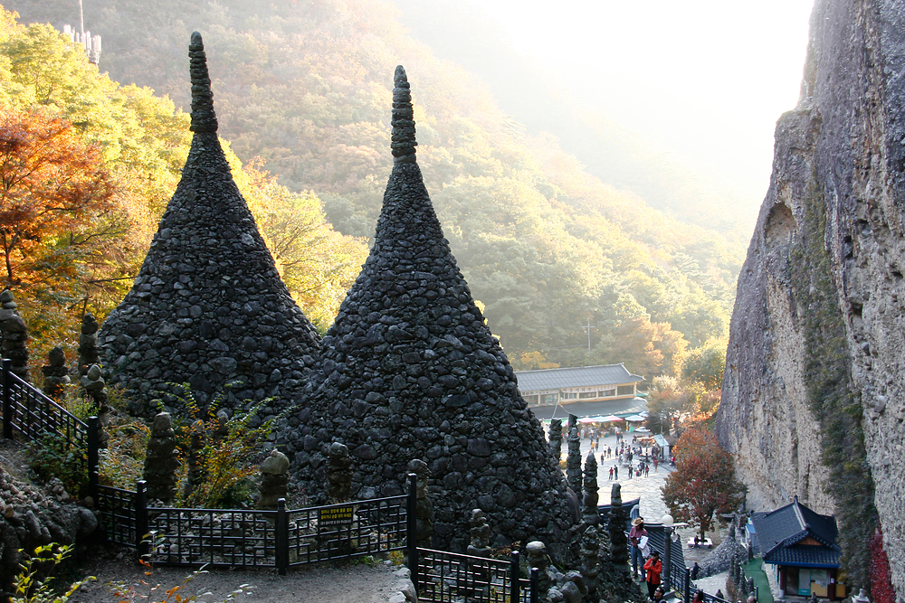 마이산 돌탑은 수많은 작품이 선택한 촬영지이기도 합니다.드라마 **〈내 딸 서영이〉**에서는주인공 서영이가 어머니의 유골함을 들고‘생애 가장 행복했던 곳’인 진안을 찾는 장면이 이곳에서 촬영되었습니다.그 외에도〈신이라 불리운 사나이〉, 〈옥탑방 왕세자〉, 〈49일〉 등여러 작품 속에서 마이산 돌탑은인물의 감정을 가장 깊게 보여주는 장면의 배경이 되었습니다.돌탑 사이를 걷다 보면어딘가 본 적 있는 장면,마치 영화 속 한 장면에 들어온 듯한 기분이 들기도 합니다.