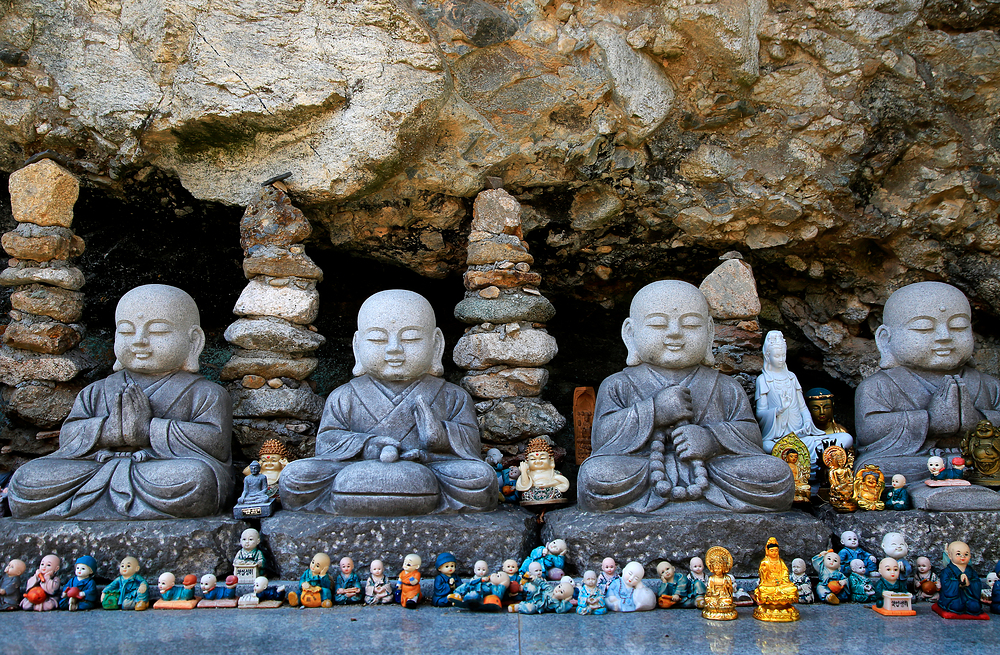 자연석 돌탑 아래 정갈하게 모셔진 작은 불상들은 이곳을 찾는 이들의 소망과 기도를 상징합니다.각기 다른 표정과 자세를 한 불상들은 소원을 담아두는 존재이자, 탑사의 영험함을 체감하게 하는 상징적인 풍경입니다.많은 이들이 이 자리에서 가족의 안녕, 건강, 합격과 소망을 조용히 비워두고 갑니다.