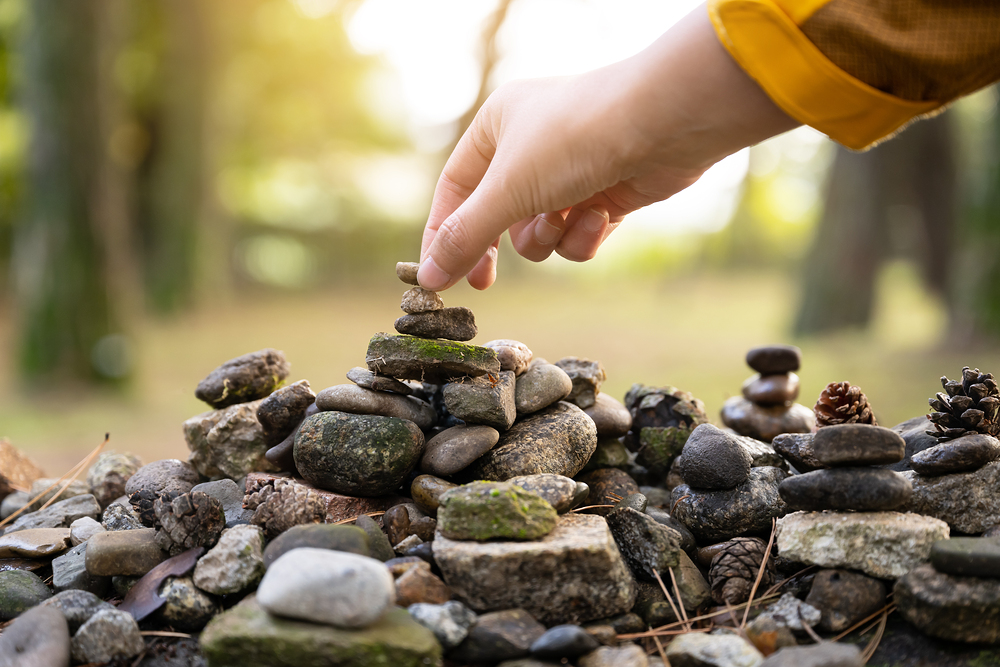 마이산을 찾은 사람들은 작은 돌 하나를 조심스레 쌓으며 소원을 빕니다.크고 웅장한 탑이 아니어도, 이곳에서는 누구나 자신의 염원을 담은 작은 돌탑을 쌓을 수 있습니다.한 개의 돌은 작은 기도이자, 이곳을 다녀왔다는 마음의 흔적입니다.