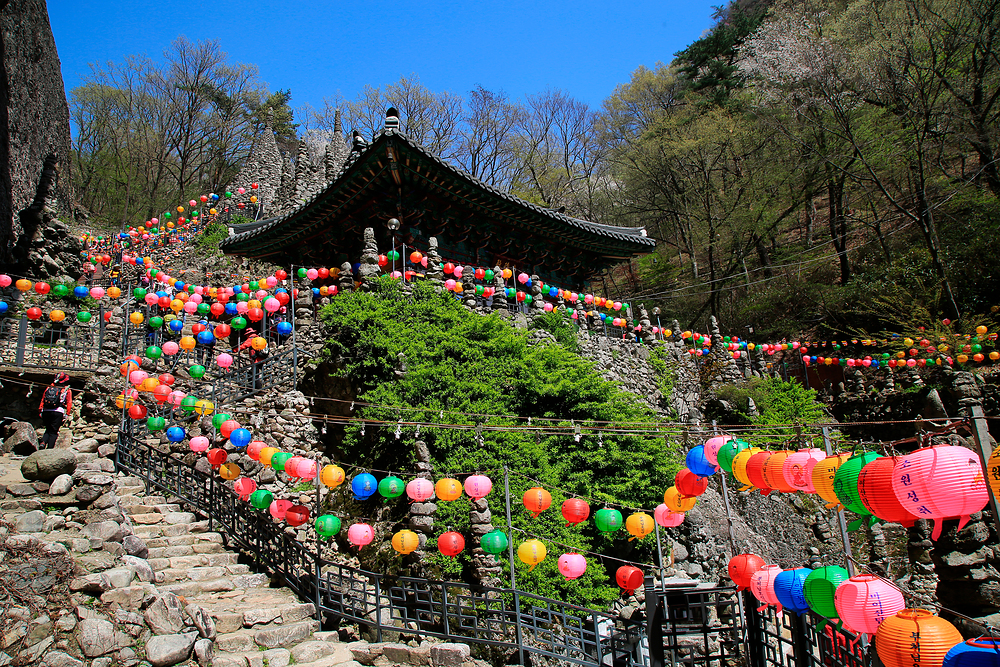 지금 진안, 마이산 탑사 돌탑군에서시간이 만든 이야기 속으로 들어가 보세요~ - 위치 : 전북특별자치도 진안군 마령면 마이산남로 367(마이산 남부주차장에서 주차) - 주요 관람 포인트: 마이산 탑사, 천지탑, 오방탑, 일광·월광탑 - 관람 소요시간: 약 40분 ~ 1시간 - 추천 시간대: 오전 이른 시간 / 일몰 직전 - 추천 이동 동선: 마이산 남부 주차장 → 탑사 → 돌탑군 탐방 → 전망 포인트