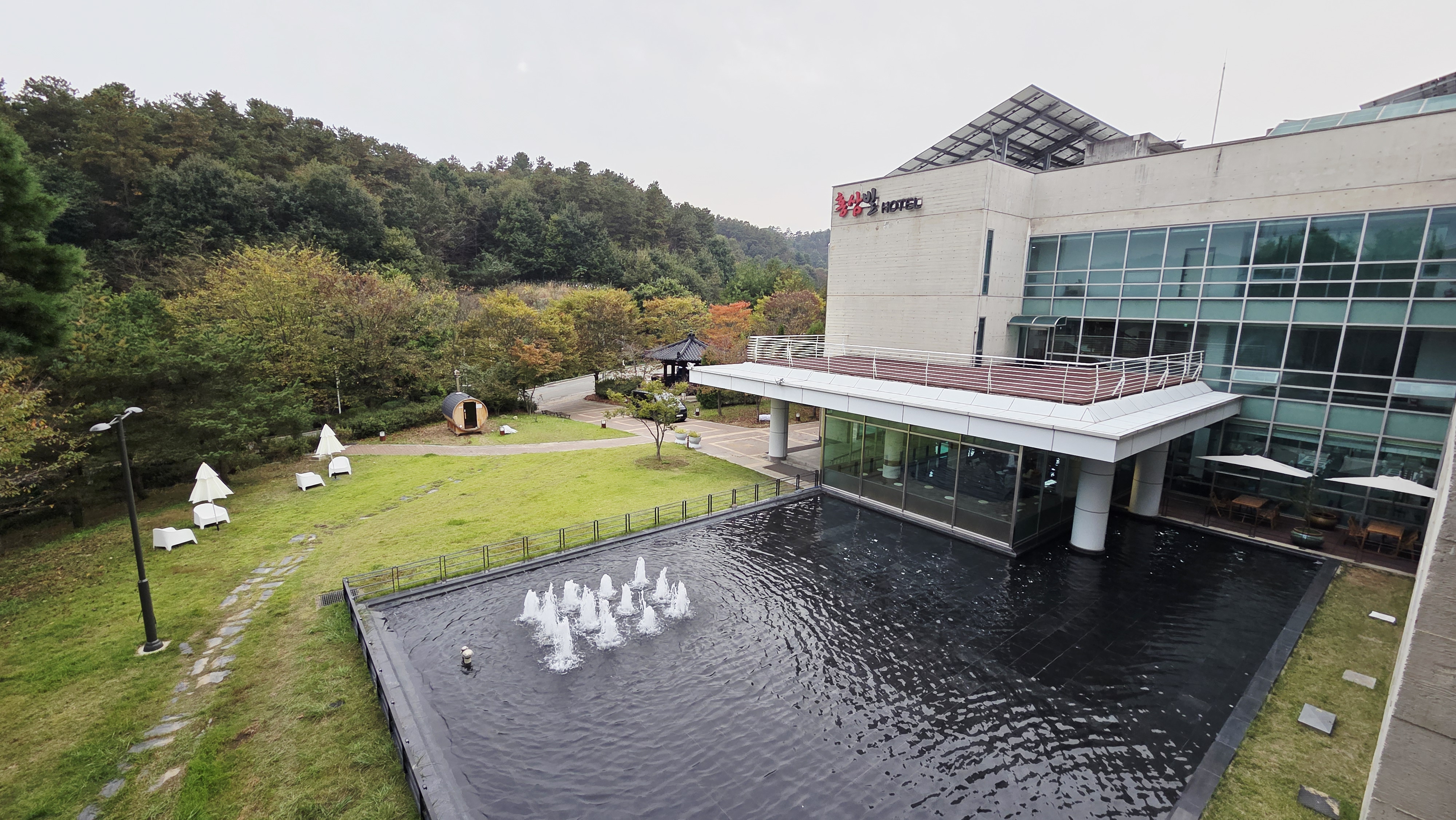마이산 북부 관광단지에 자리한 홍삼빌은 진안의 청정 자연 속에서 깊은 휴식과 힐링을 제공하는 복합 숙박 공간입니다. 홍삼·한방 테마를 기반으로 조성된 진안 홍삼타운 내에 위치해, 조용하고 쾌적한 환경에서 여유로운 여행을 즐길 수 있습니다.- 주소: 진안군 진안읍 외사양길 16-14	네이버 지도보기	카카오 지도보기- 문의: 1661-3889 전화걸기- 홈페이지 바로가기