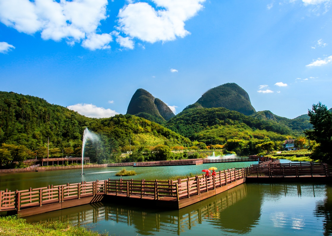 진안군 마이산 북부 인근에 위치한 사양제 생태공원은 도심 속에서 자연과 물을 동시에 만날 수 있는 힐링 공간입니다. 호수 중앙에서 힘차게 솟아오르는 부유분수와 주변을 둘러싼 수변 데크는 사양제의 가장 상징적인 풍경을 만들어 냅니다. 마이산을 병풍처럼 두른 이 수면 위 풍경은, 진안을 찾는 이들에게 가장 먼저 깊은 인상을 남깁니다.- 주소: 전북특별자치도 진안군 진안읍 마이산로 228-10	네이버 지도보기	카카오 지도보기