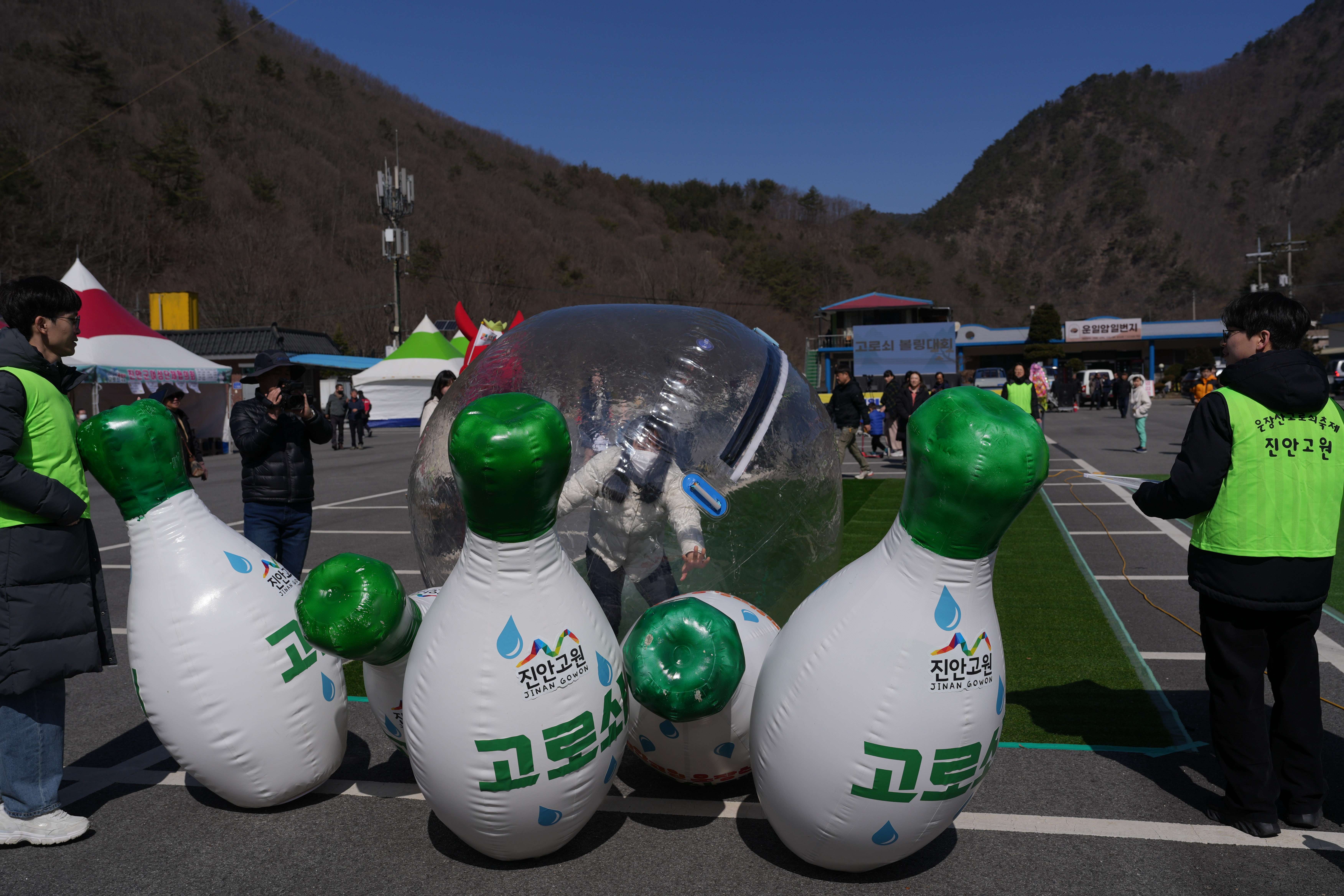 맑은 물의 고장, 진안 운장산에서 해마다 펼쳐지는 ‘고로쇠 축제’는 자연이 준 선물인 고로쇠 수액을 직접 맛보고, 숲 속 체험과 가족 참여형 이벤트를 함께 즐길 수 있는 체험형 축제입니다.아이부터 어른까지 모두가 숲을 걷고, 물을 마시고, 배우며 자연의 고마움을 느끼는 진안군 대표 힐링 축제입니다. - 축세시기: 매년 3월 - 홈페이지: https://jinango.kr/