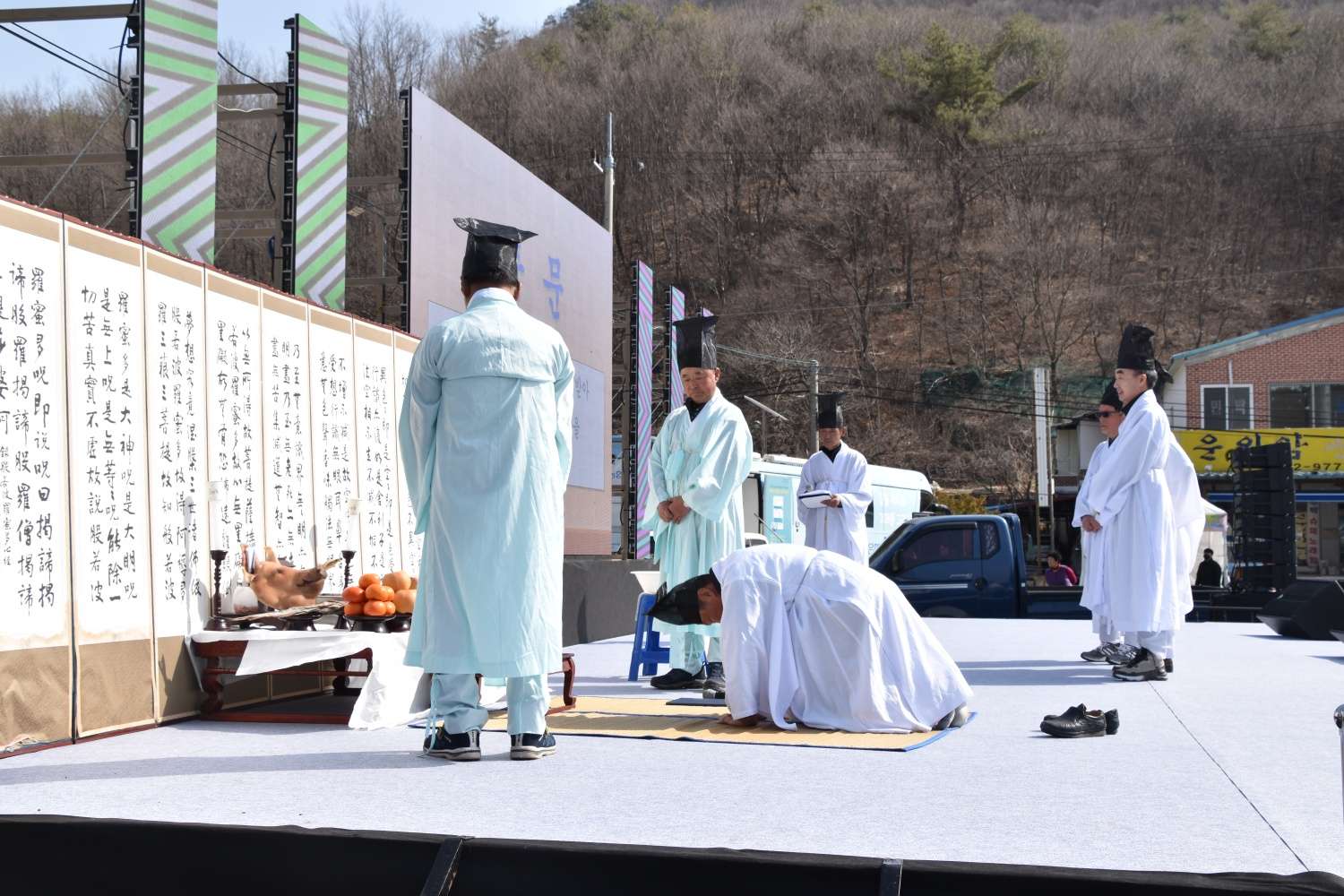 제례행사!고로쇠 수액을 품은 운장산에 감사의 마음을 올립니다.정성스러운 제례로 축제의 문을 열며, 자연과 사람이 함께 이어온 고장의 전통을 되새깁니다.수백 년 이어온 숲의 순환에 대한 존중이 오늘 이 자리를 더욱 특별하게 합니다.