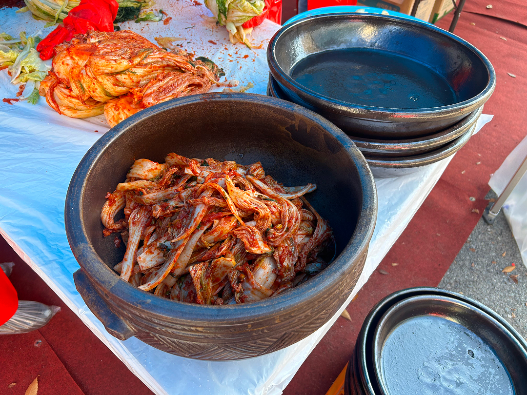 맑은 공기와 큰 일교차가 빚어낸 진안고원의 배추로 직접 김장을 담가보고, 갓 만든 따끈한 보쌈을 맛볼 수 있는 참여형 축제입니다.지역 주민과 관광객이 한데 모여 겨울을 준비하는 마음을 나누며, 전통 김장 문화와 향토먹거리의 소중함을 느낍니다! - 축세시기: 매년 11월경 - 홈페이지: https://www.jinankimchi.kr/
