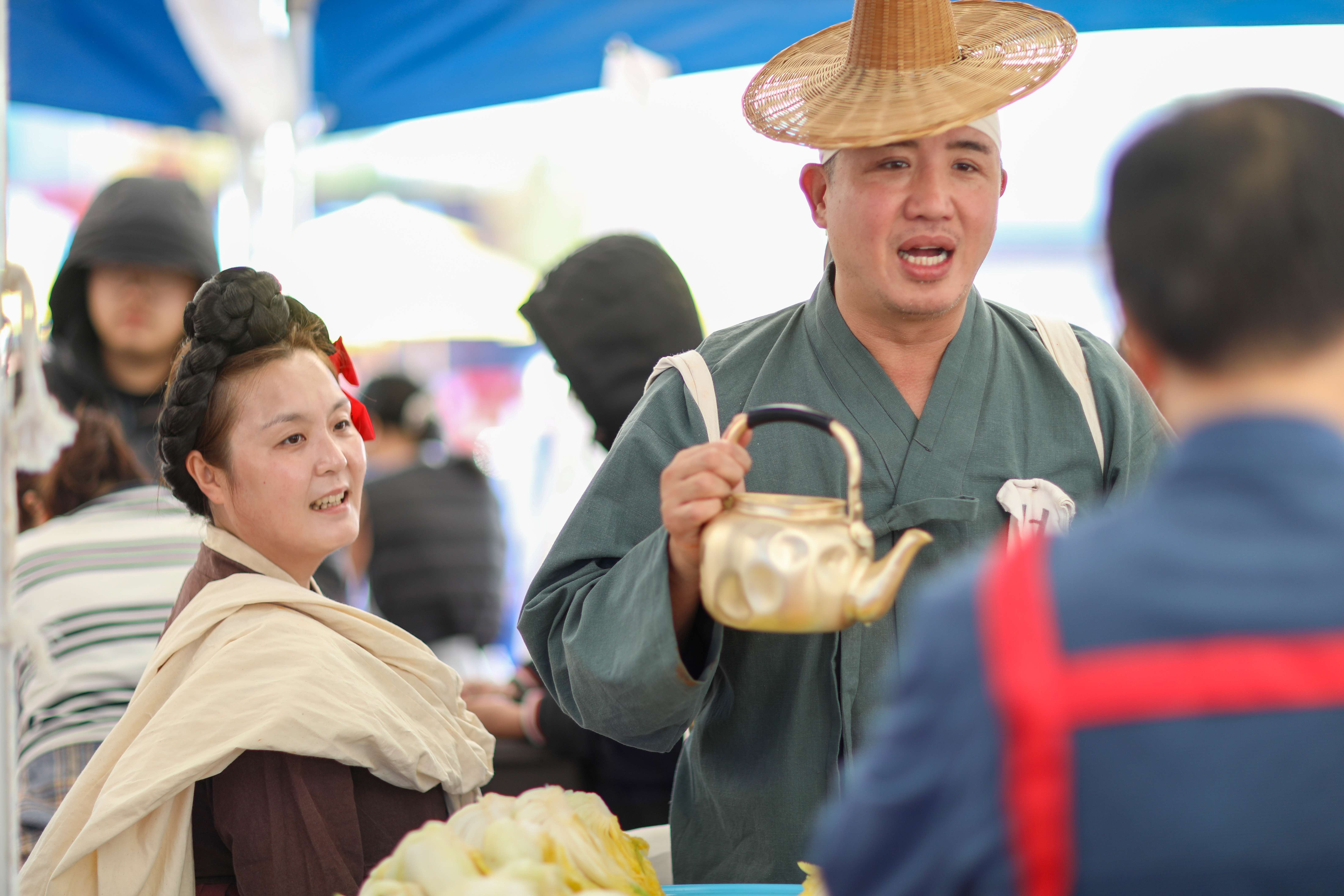 전통 의상을 입은 참여자들이 김장과 잔치를 풍성하게 합니다.정겨운 멘트와 웃음소리가 끊이지 않고,마치 옛 장터에 와 있는 듯한 생생한 분위기가 축제의 재미를 더합니다.