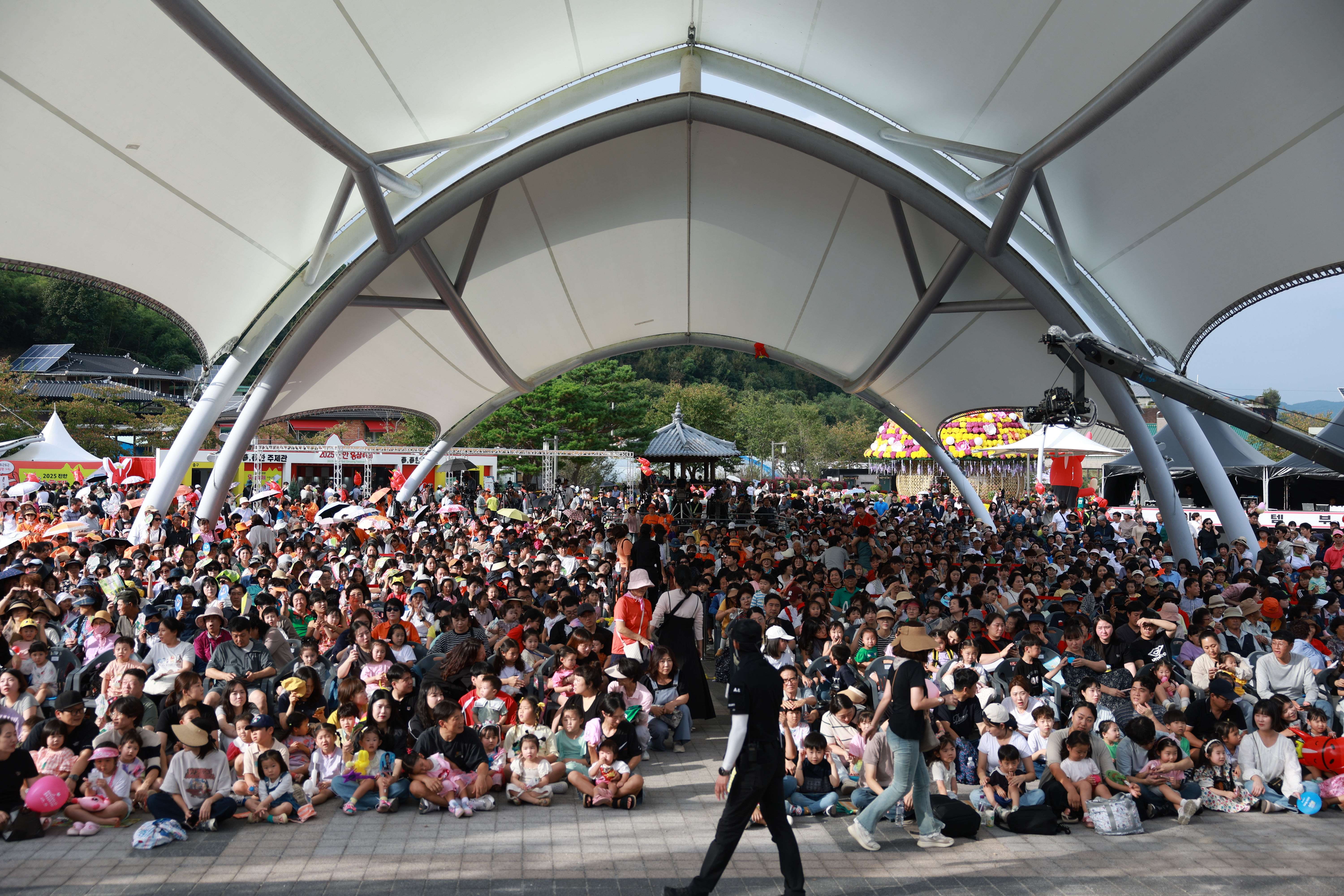 “웃음과 박수가 모여 하나의 무대가 되다”아이의 웃음, 부모의 미소, 어른들의 박수가 함께 어우러지는 공간.진안의 하루는 이렇게 문화와 행복으로 채워집니다.