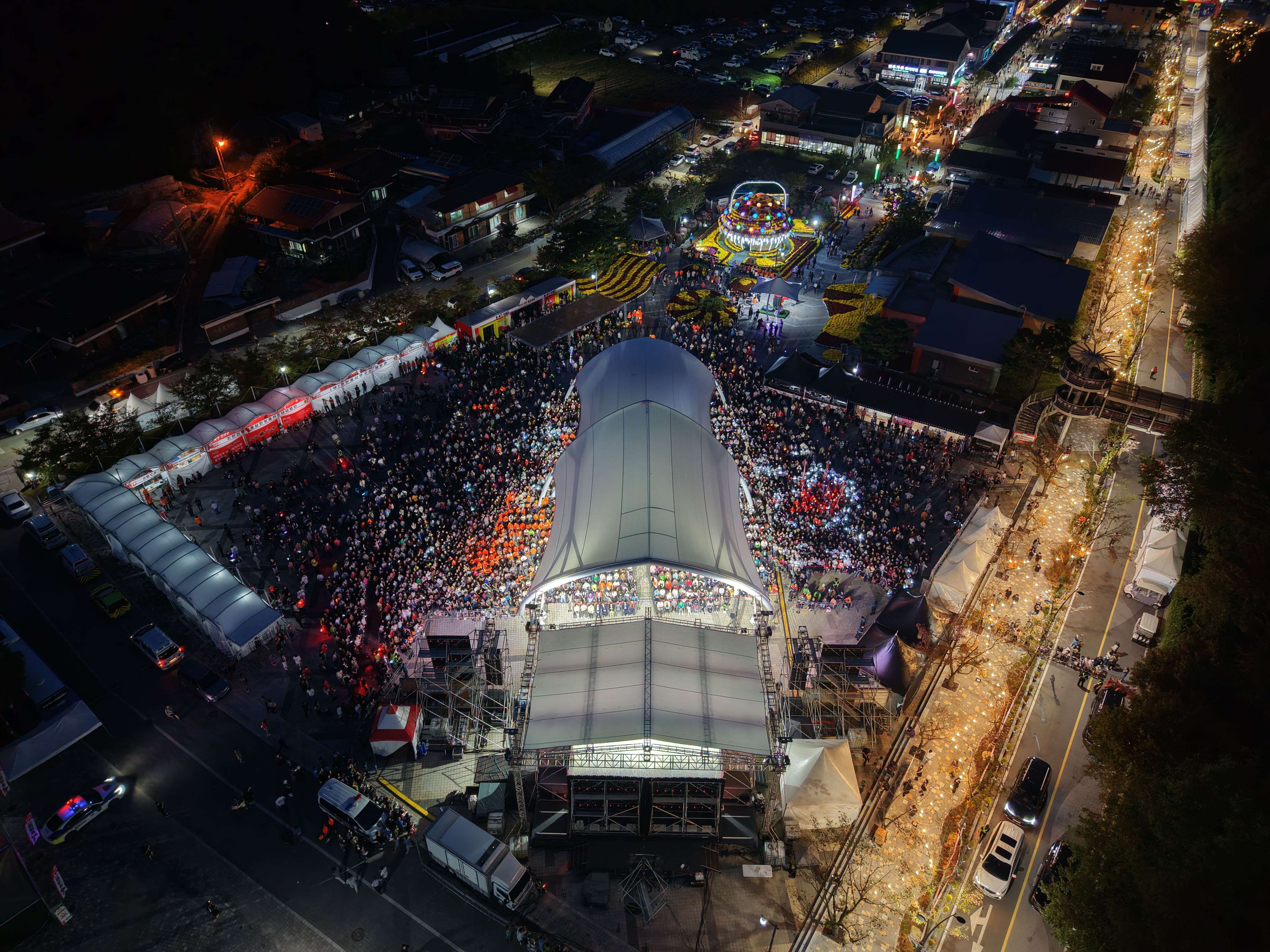 “진안의 밤, 축제의 빛으로 물들다”수많은 사람이 하나 되어 즐기는 진안 홍삼축제의 절정.드론으로 내려다본 진안의 밤은 하나의 작품처럼 빛나고 있습니다.