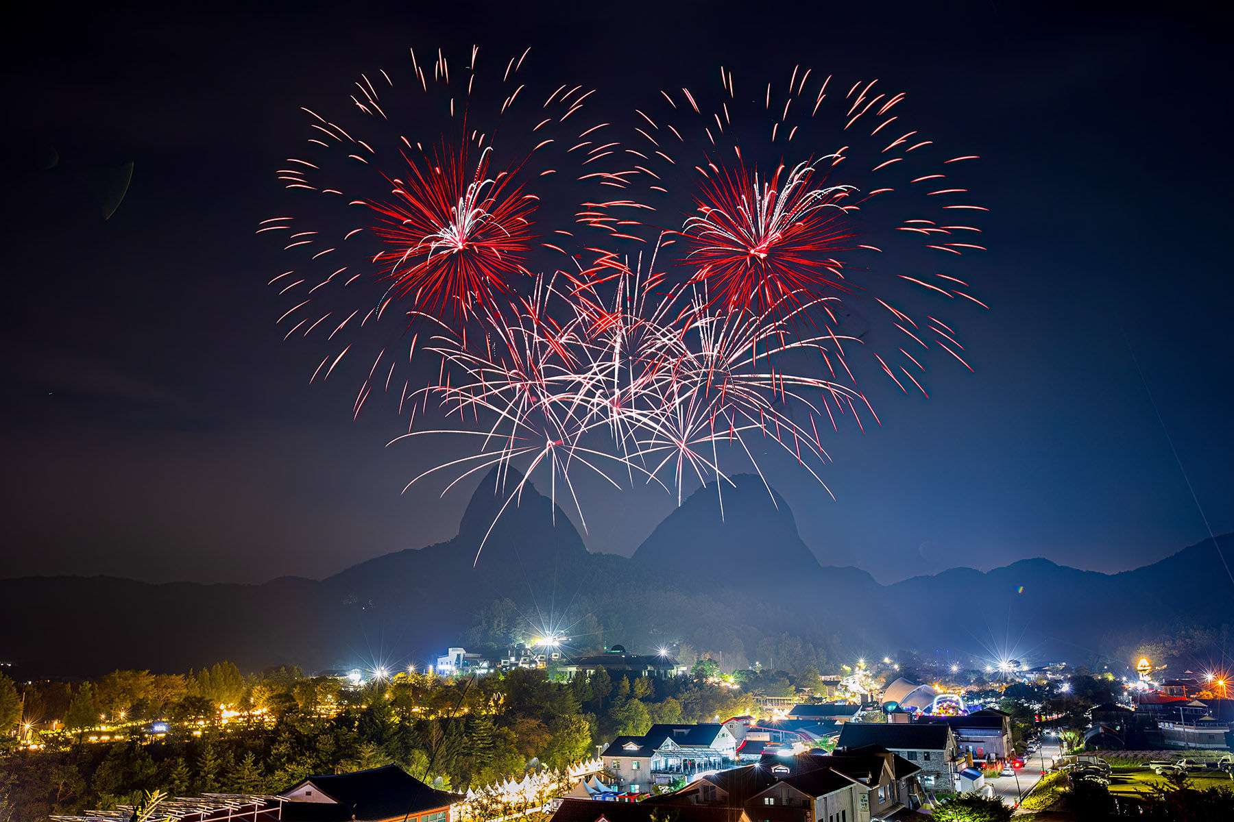 “마이산 하늘에 수놓은 축제의 마지막 인사”형형색색 불꽃이 밤하늘을 가득 채우는 순간,진안 홍삼축제의 감동은 오래도록 마음에 남습니다.