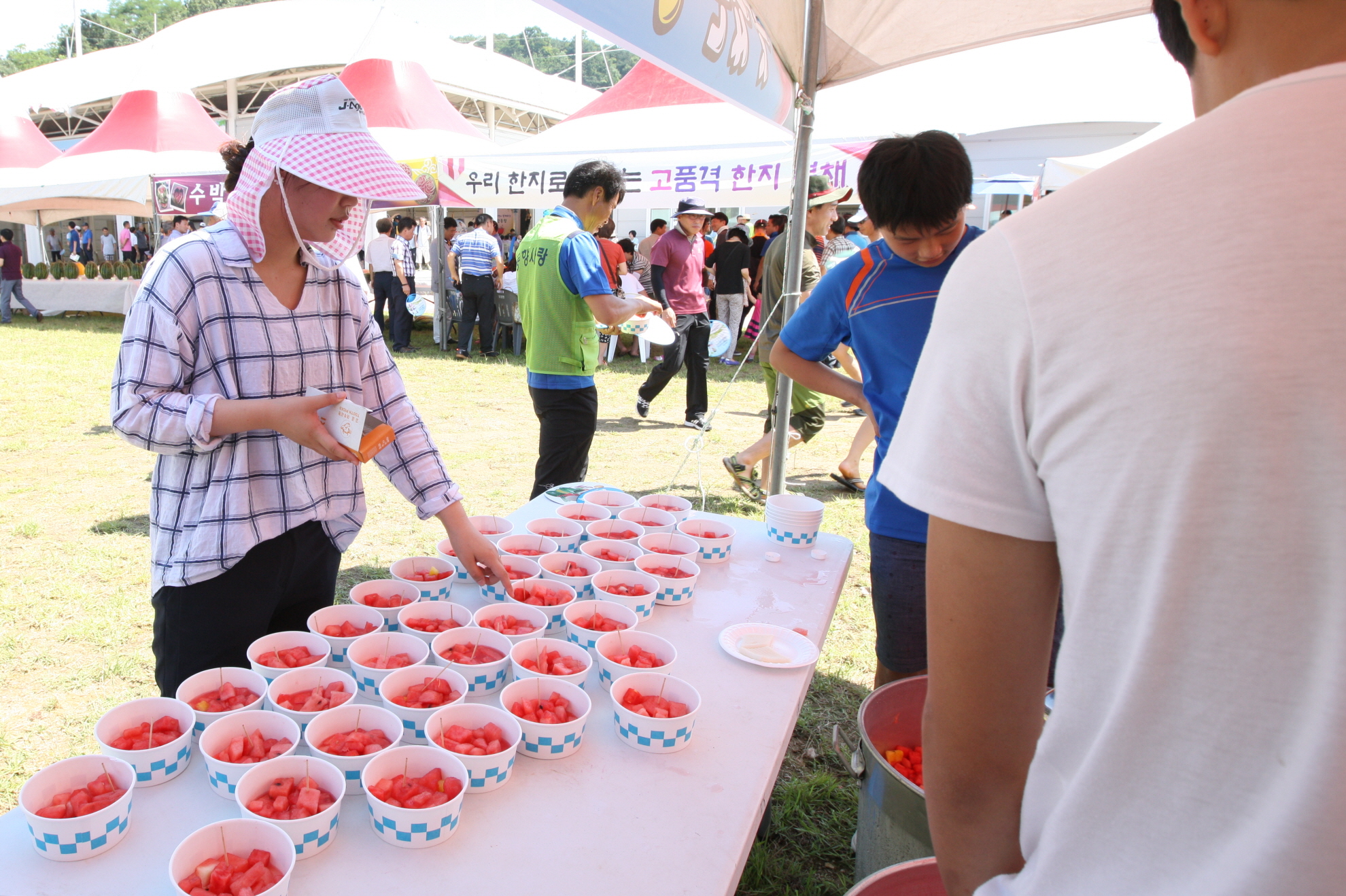 시원한 얼음 수박화채 무료 나눔무더위를 잊게 만드는 달콤한 한 입.얼음 동동 수박화채를 무료로 나누는 부스에서는 줄이 끊이지 않습니다.축제의 ‘찐’ 여름 맛을 책임지는 인기 코너!
