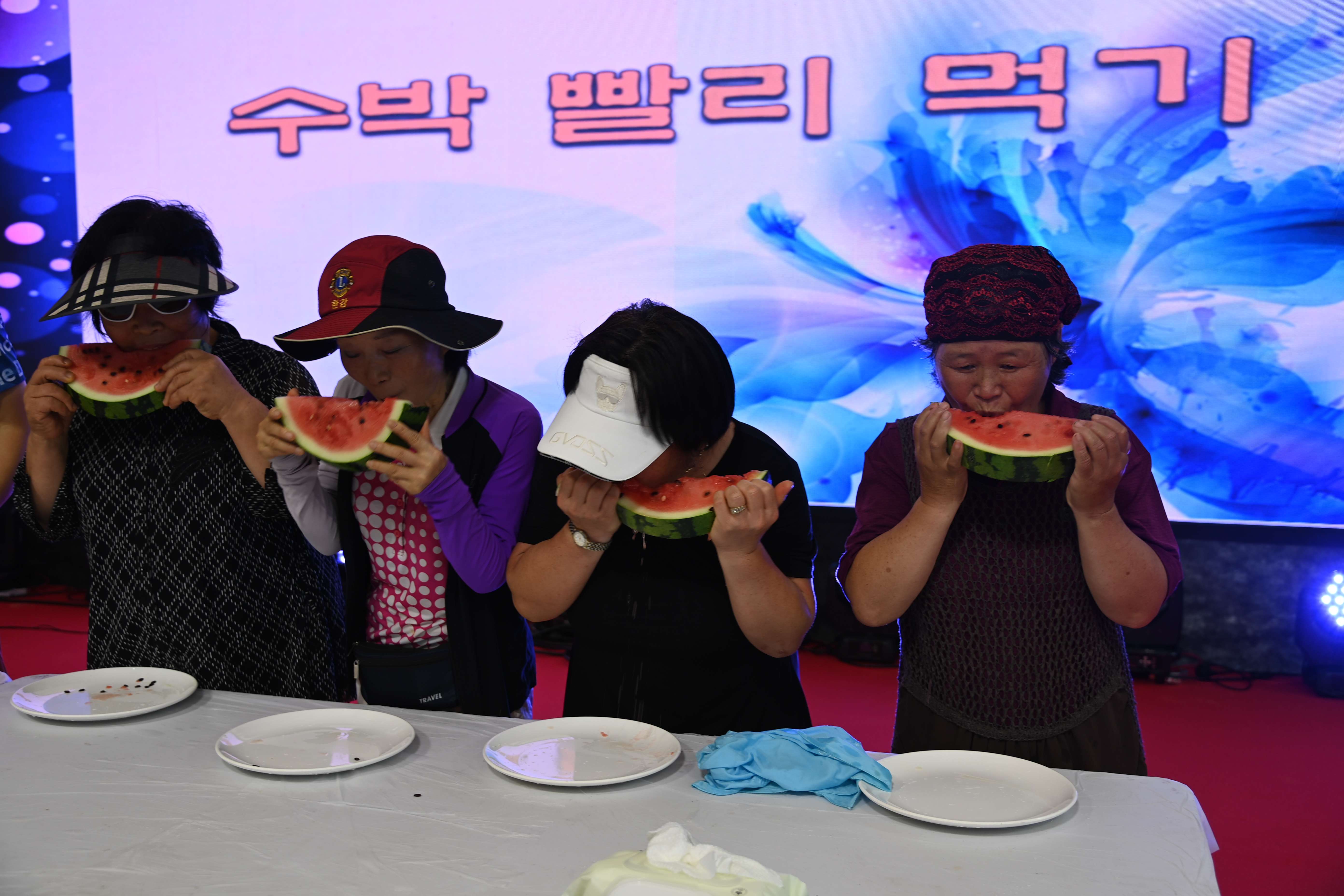 수박 빨리 먹기 대회웃음이 터져 나오는 인기 이벤트!참가자들이 수박을 한입 가득 베어 물며 기록에 도전하는 순간, 관람객들의 응원도 최고조에 달합니다.진안 수박축제의 시그니처 프로그램 중 하나!