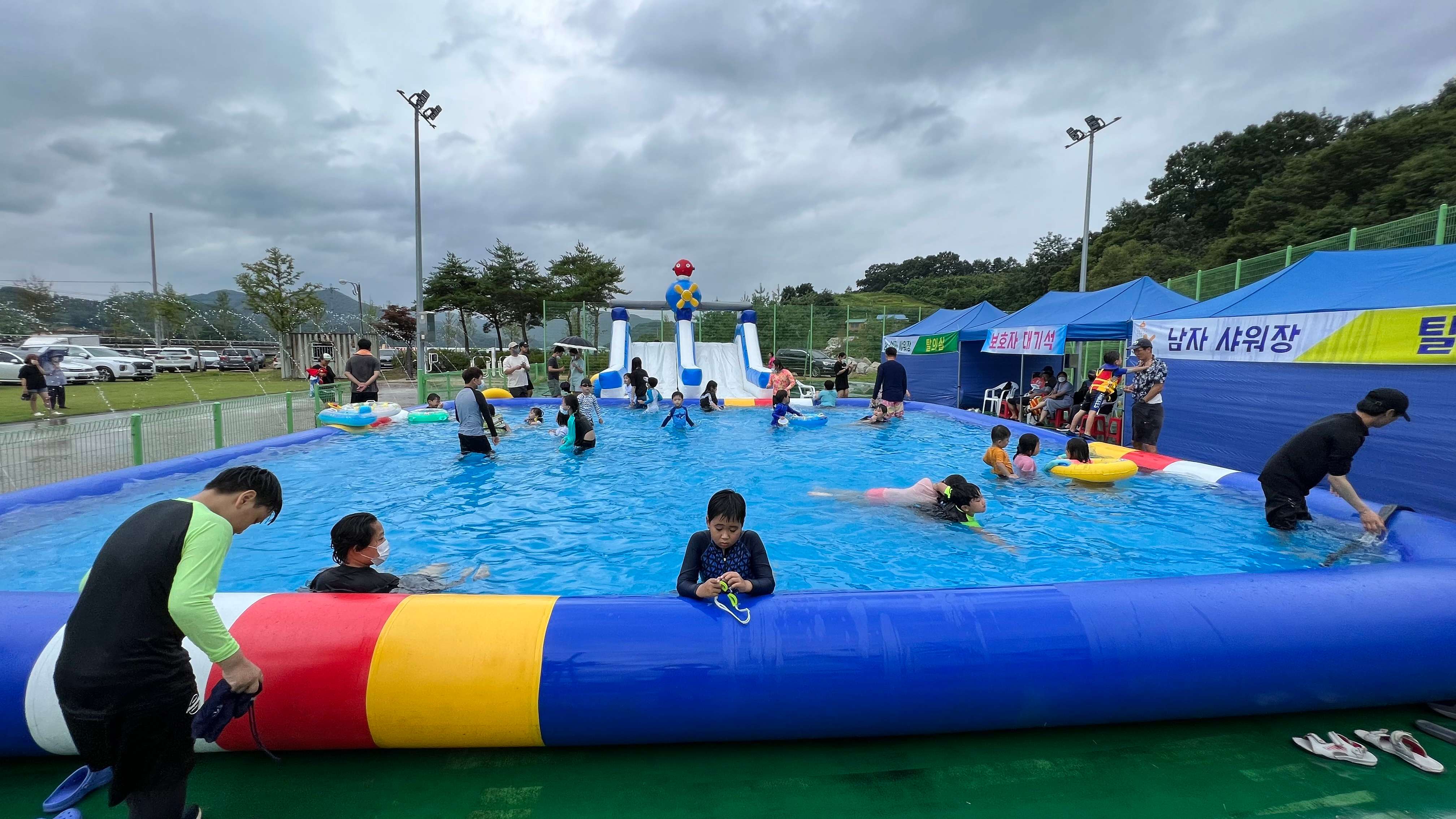 초대형 물놀이장 & 워터슬라이드뜨거운 여름, 아이들이 가장 기다리는 순간!대형 풀장에서 첨벙 뛰어들고 워터슬라이드를 미끄러져 내려오는 순간, 진안의 여름이 한층 더 시원해집니다.가족 모두가 즐길 수 있는 최고의 물놀이 명소!