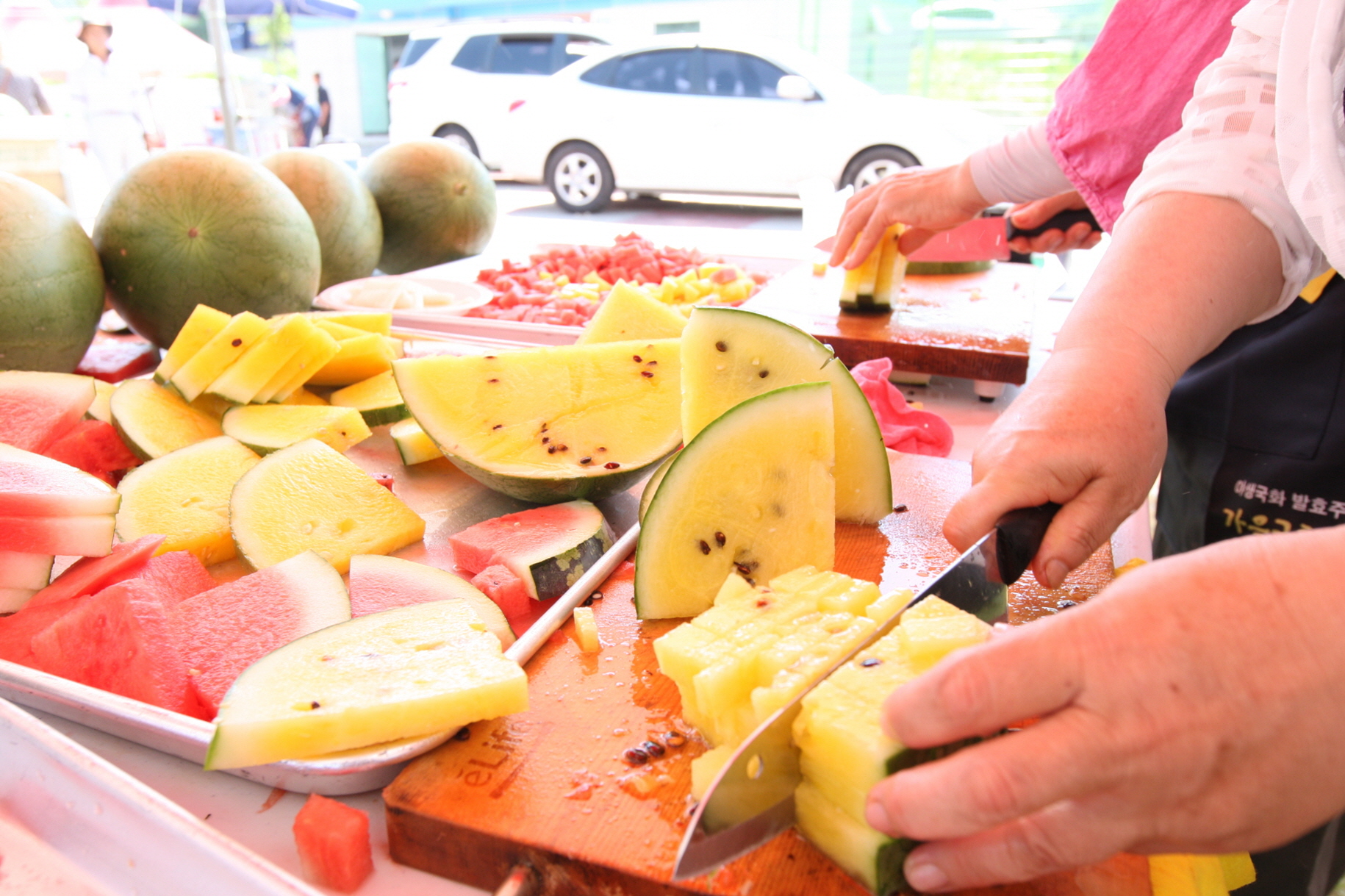 청정 진안고원의 큰 일교차가 길러낸 아삭함과 12brix 이상의 달콤함.시중에서도 만나기 어려운 ‘동향 수박’을 마음껏 즐길 수 있는 특별한 여름 축제입니다.30여 년간 이어져 온 동향 수박 농가의 정성과 고랭지 기후가 만나수도권에서도 먼저 찾는 명품 수박이 되었고,축제 기간에는 그 귀한 수박을 할인가로 구매할 수 있는 절호의 기회가 열립니다.수박 공예 체험, 물놀이장, 가족 프로그램까지한여름의 더위를 잊게 하는 달콤한 즐거움이 가득한 진안 수박축제로 초대합니다.