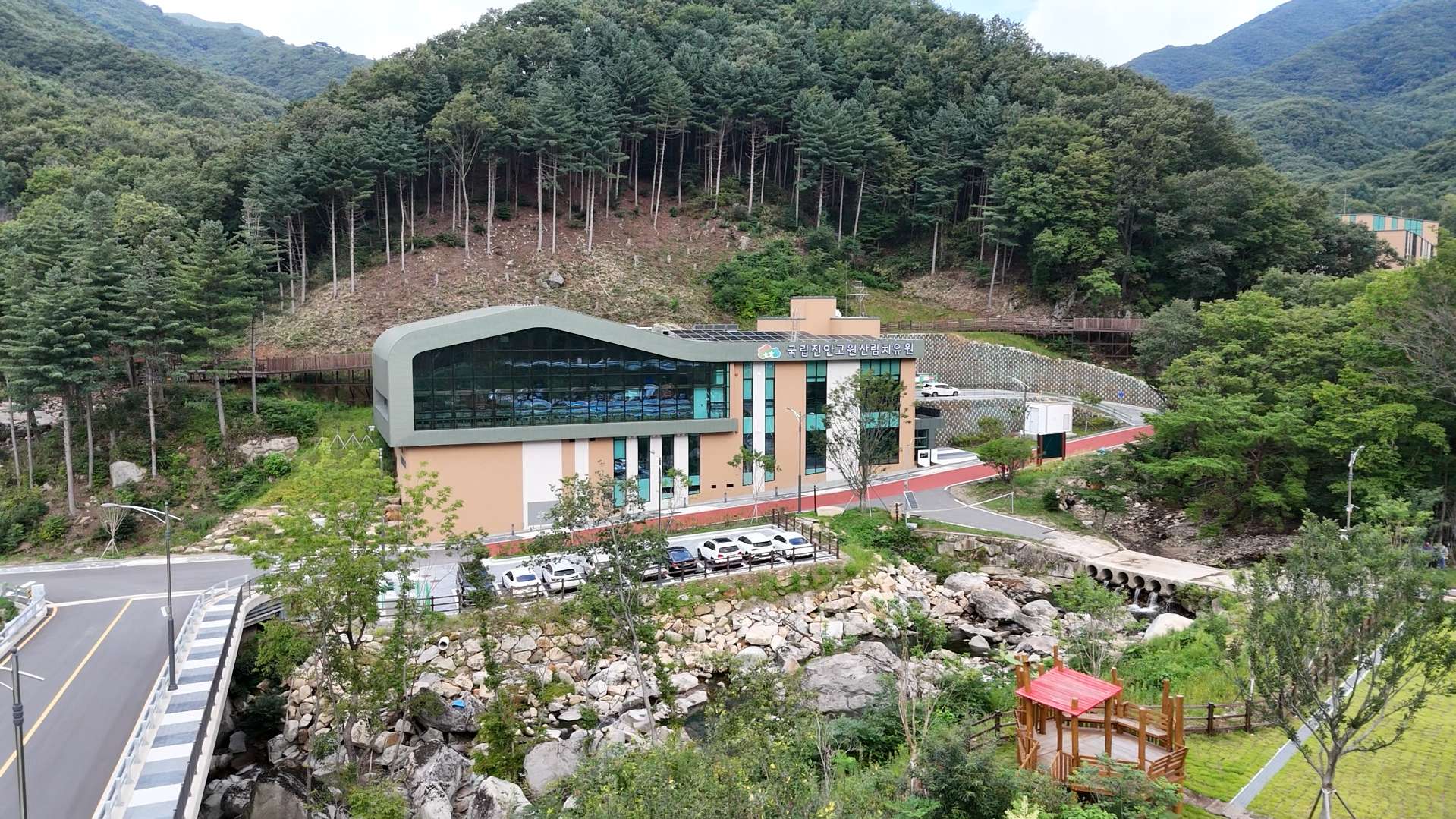 국립진안고원산림치유원은 덕태산과 선각산 자락의 청정 계곡, 백운동 계곡 일대에 조성된 고원형 산림복지 및 치유 공간입니다.해발 650 m 지점에 위치하여, 풍부한 숲과 계곡, 맑은 공기, 고산지 환경이 어우러진 자연 속에서 ‘몸과 마음의 휴식’과 ‘건강한 치유’를 경험할 수 있는 산림복지 인프라입니다.- 주소: 전북 진안군 백운면 백운동로 473 - 문의: 063-430-0500 - 홈페이지    바로가기