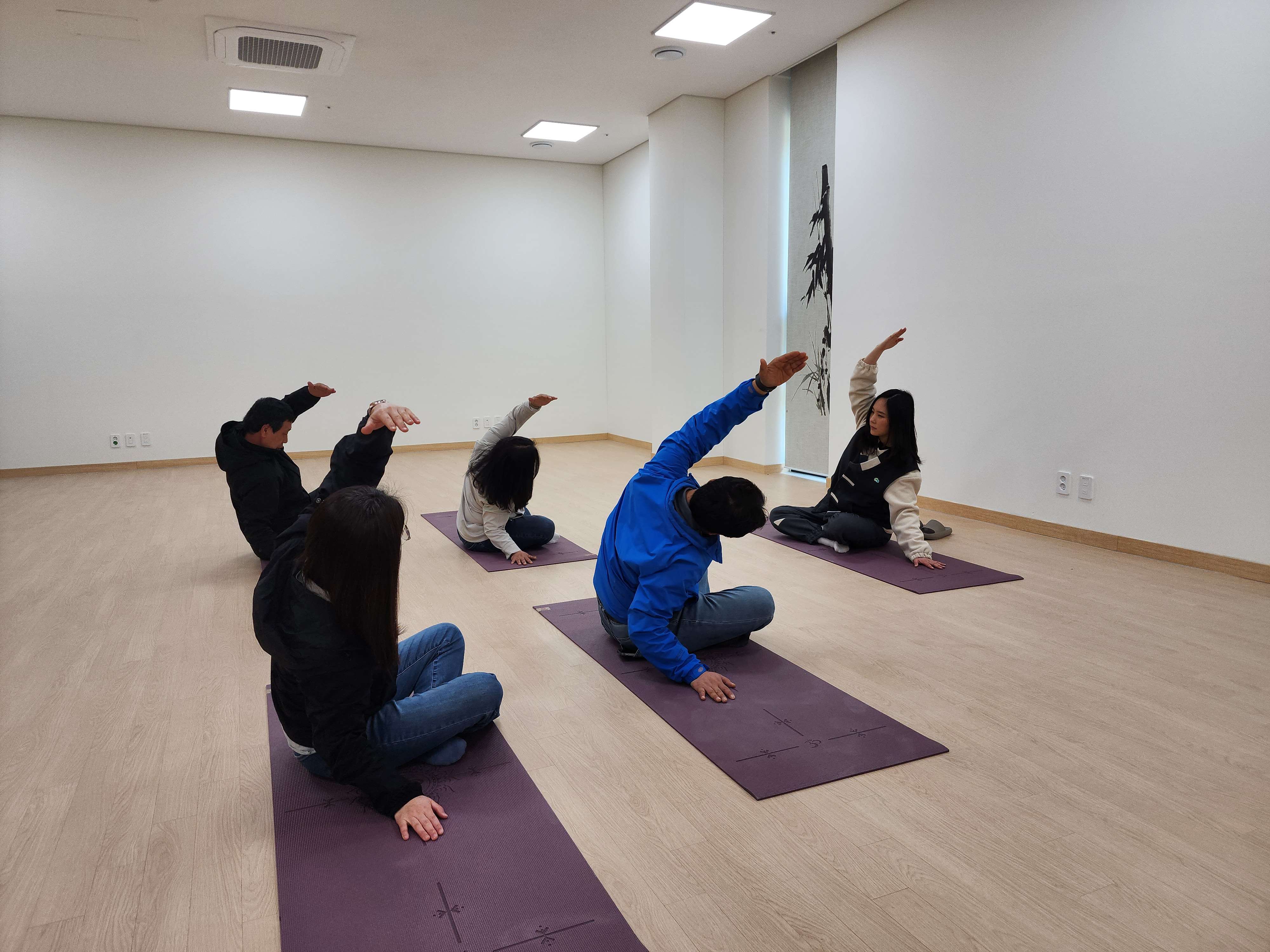 몸의 정렬을 바로잡고 근육의 긴장을 완화하는 스트레칭 테라피.일상에서 쌓인 피로를 부드럽게 풀어주는 회복 프로그램입니다.