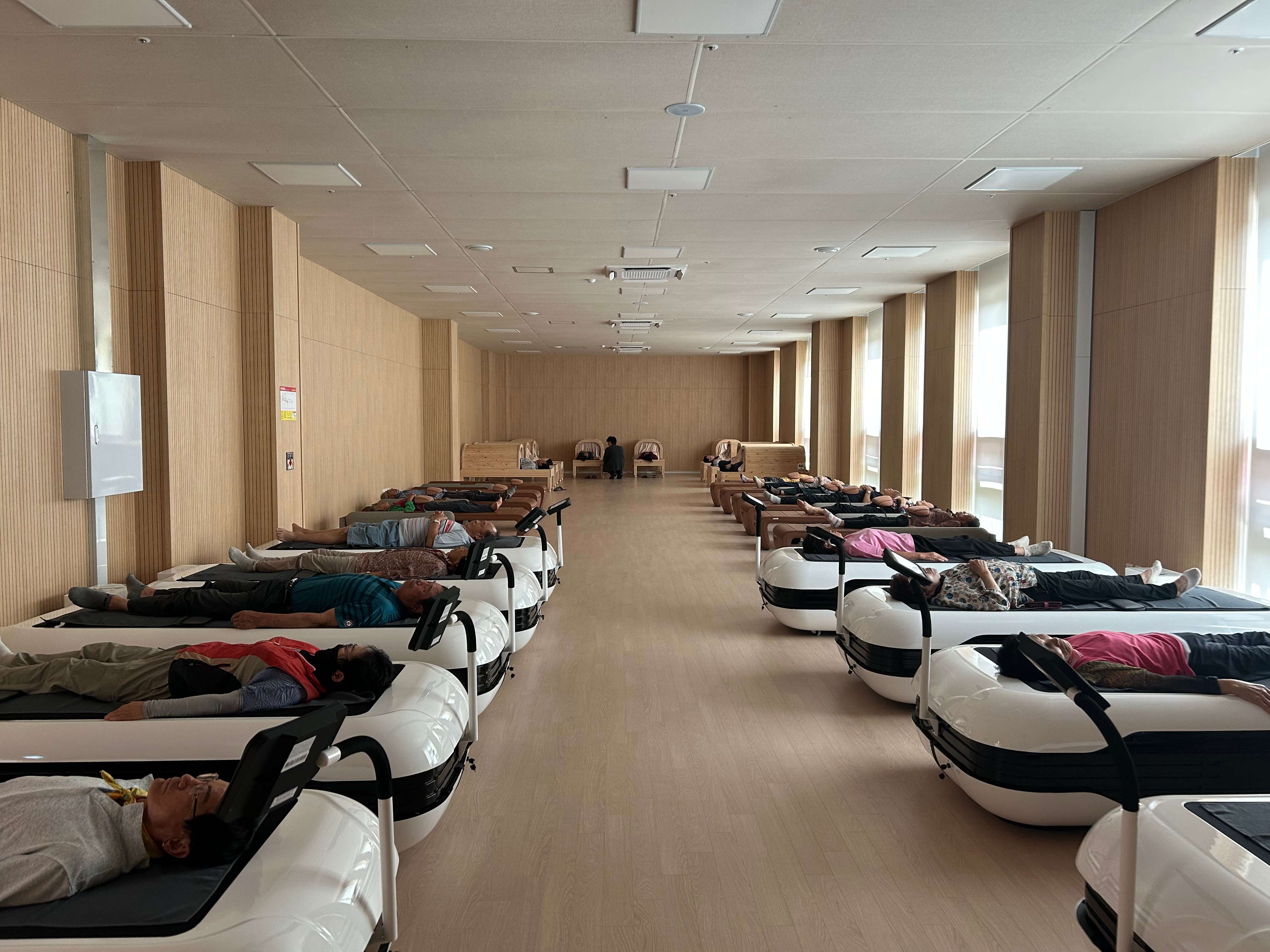 숲을 바라보며 누워 즐기는 수압 마사지 체험입니다.전신을 감싸는 따뜻한 물줄기가 근육 피로를 풀어주고 혈액순환을 도와, 짧은 시간에도 깊은 휴식을 느낄 수 있습니다.산림치유 프로그램 전·후 이용하면 회복 효과를 한층 높일 수 있는 실내 힐링 코스로 추천됩니다