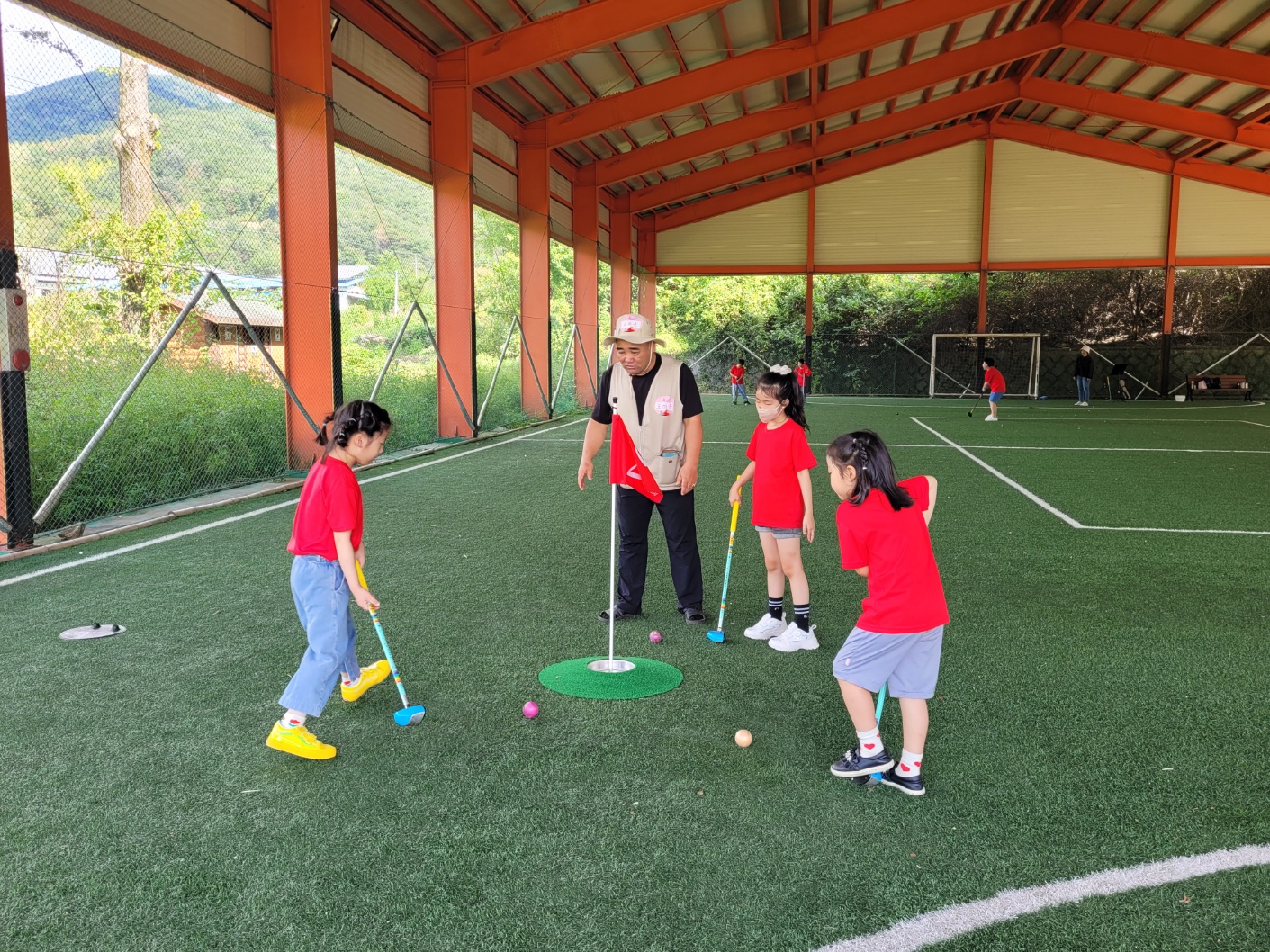 남녀노소 누구나 쉽게 배울 수 있는 생활 스포츠, 파크골프!간단한 규칙과 안전교육 후 즐기는 체험형 골프 활동으로, 건강도 챙기고 웃음도 더하는 즐거운 프로그램입니다. - 대상: 누구나 (40분 이내) / 10명 이상 참여 가능 - 장소: 황금권역 운동장