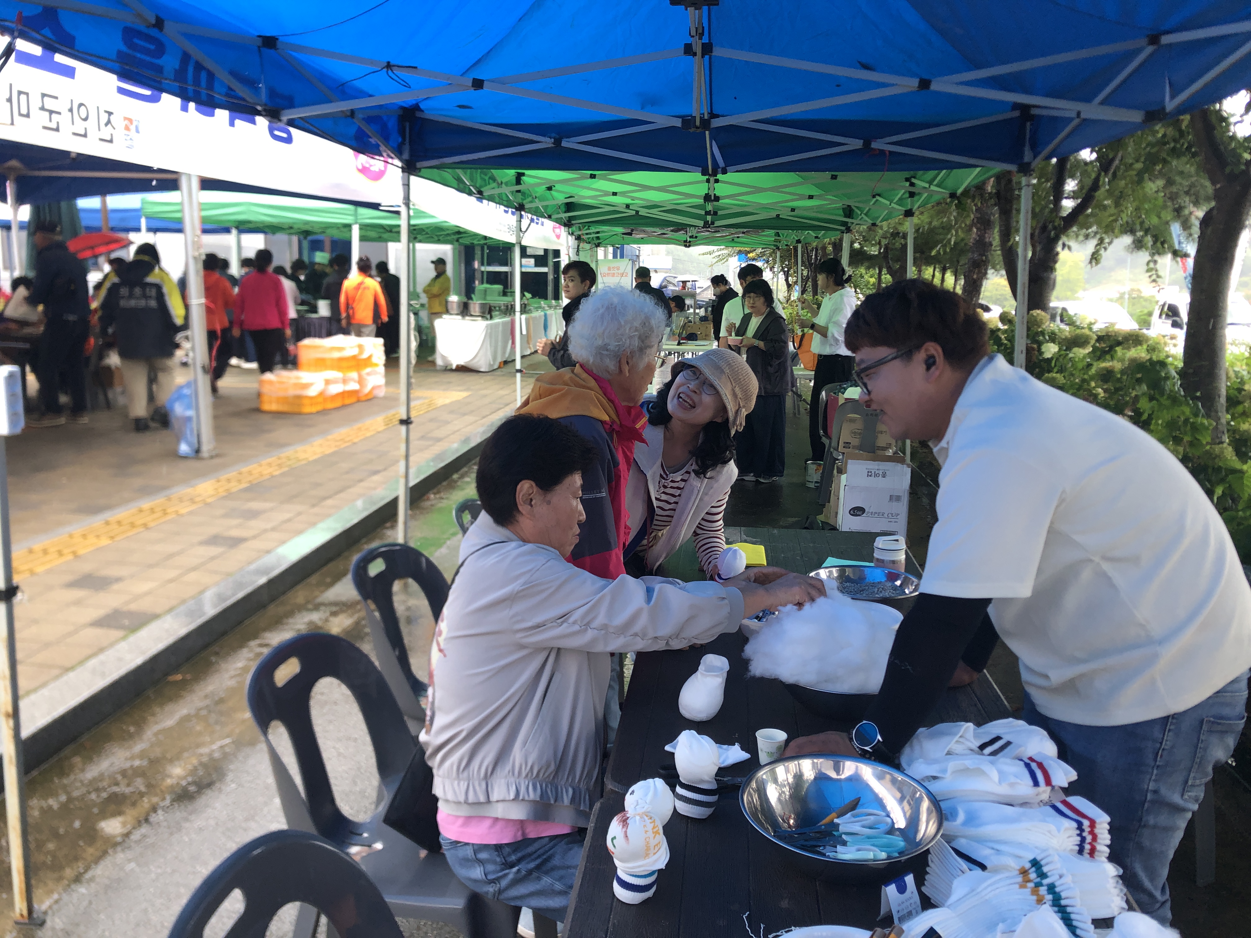 진안 봉곡마을은 전북특별자치도 진안군 동향면 봉곡길 7-17에 위치한 마을로, 진안·무주·장수 3개 군의 경계에 있는 유서 깊은 산골 마을입니다. 앞산의 모양이 학이 춤을 추는 형상을 하고 있어 '봉곡(鳳谷)'이라는 이름이 붙었으며, 조선 세조 때부터 형성되기 시작했습니다. 원주민과 귀농·귀촌인이 조화롭게 어우러져 활발한 마을 공동체 활동을 펼치는 것이 특징으로, 주민들이 함께 만들어가는 문화복지 마을로 유명합니다.특히 진안 봉곡마을의 소망 인형 만들기 체험은 단순한 만들기 활동을 넘어, 환경 보호의 의미와 가족의 소원을 함께 담는 의미 있는 프로그램입니다.‘쓰레기가 자원이다’라는 주제 아래 올바른 분리배출과 자원 재활용에 대해 배우며, 환경의 소중함을 자연스럽게 익힐 수 있습니다.참가자는 매듭 하나하나에 가족의 안녕과 행복을 기원하며 나만의 소망 인형을 완성합니다. 인형에 어울리는 색상과 재료를 선택하고 상상력을 더해 만들다 보면, 세상에 하나뿐인 특별한 작품이 만들어집니다. - 체험 시간: 약 40분 - 체험 비용: 1인 10,000원 - 체험 인원: 정원 20명 내외