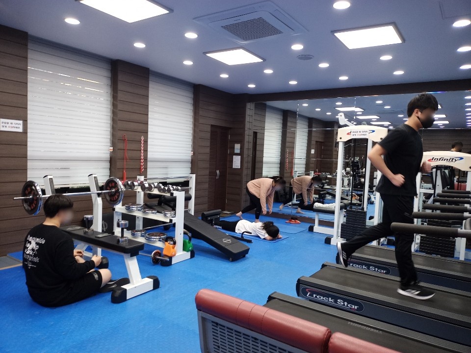 체력단련실에서 운동하는 학생들 이미지(1)