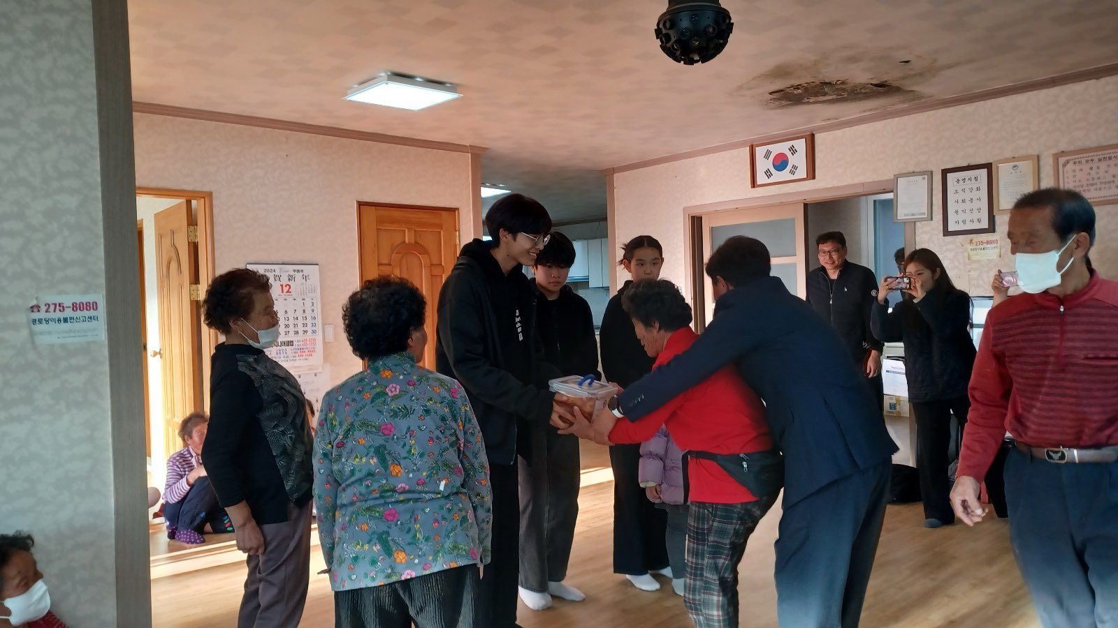 안천초중고등학교 학생 김치나눔 행사 이미지(3)