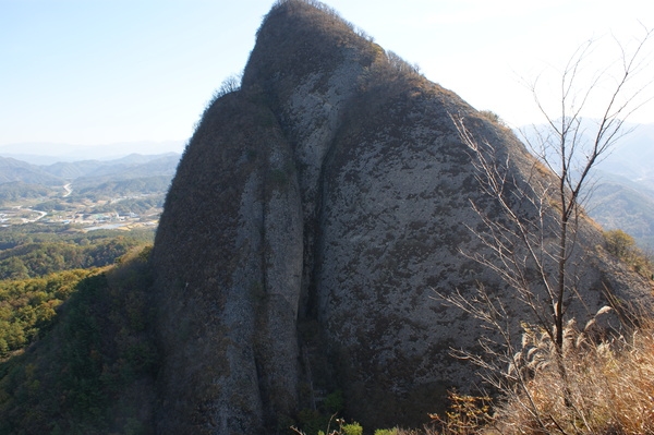 암마이봉 등산로에서 본 화엄굴 이미지(2)